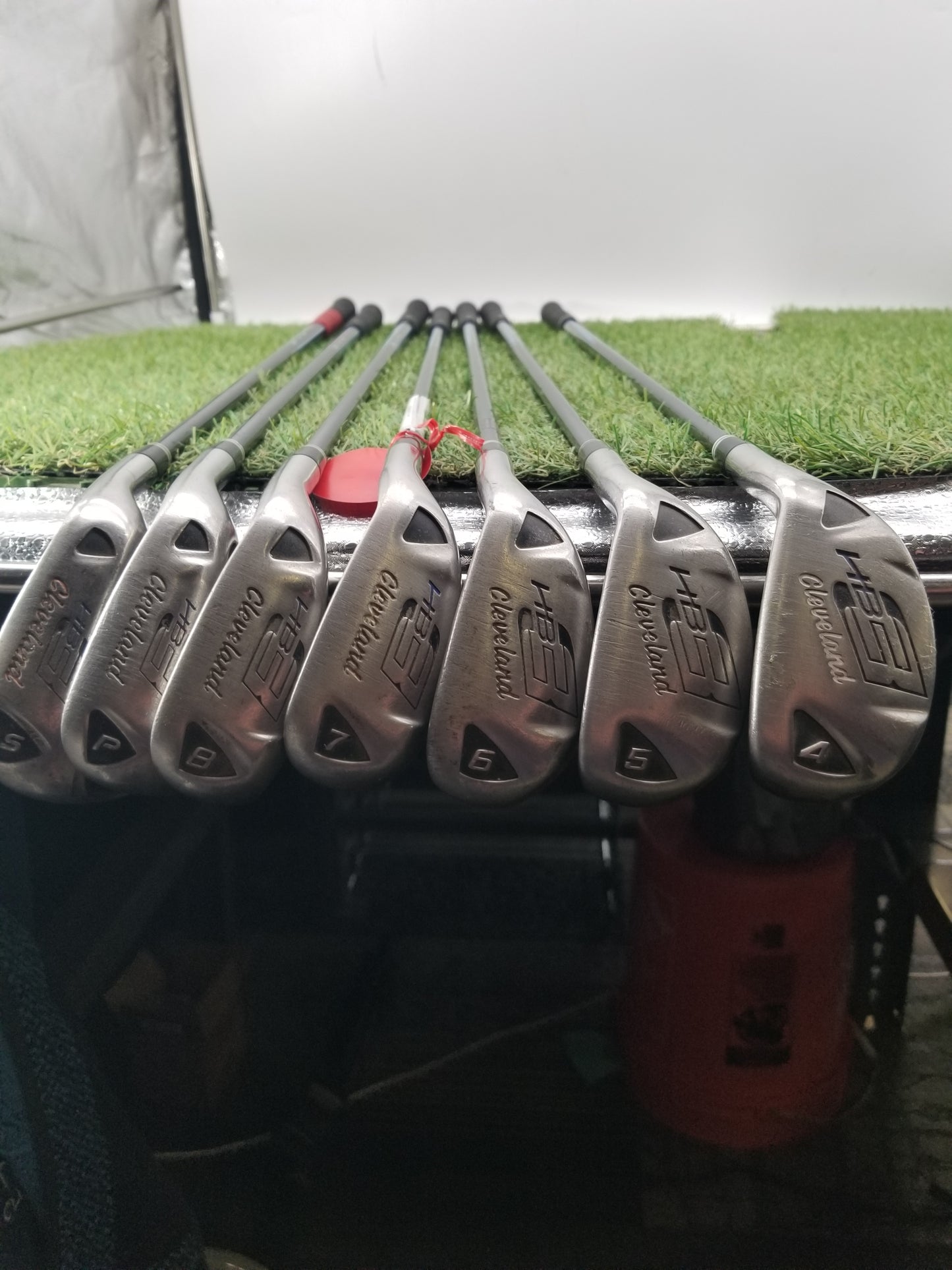 2010 CLEVELAND HB3 IRON SET 4-PW,SW (NO 9 IRON) REGULAR ULTRALITE 65G FAIR