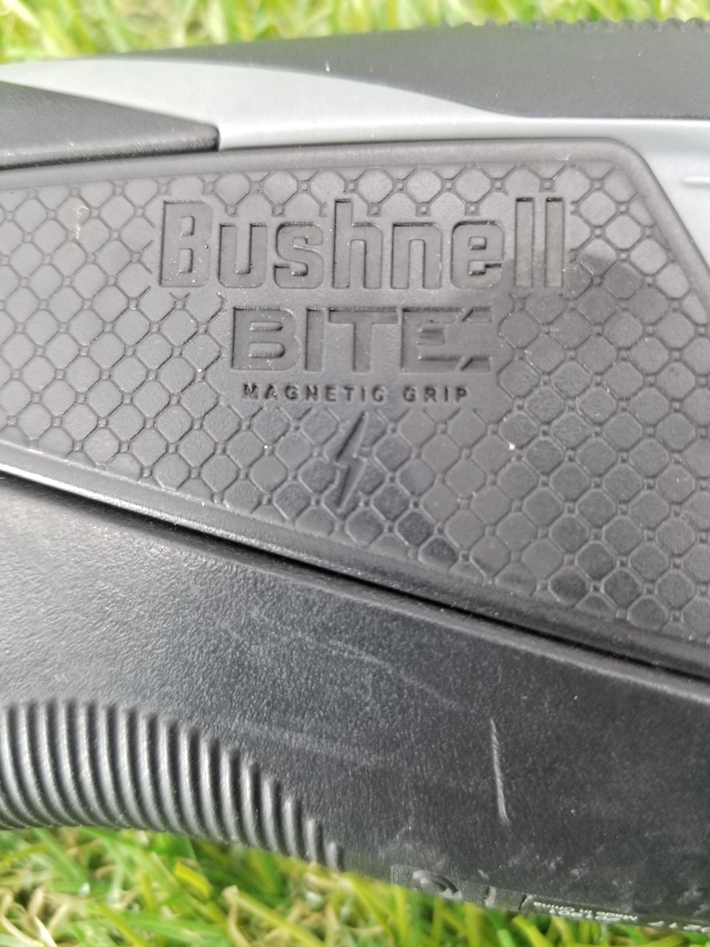 BUSHNELL TOUR V5 RANGEFINDER 6X MAGNIFICATION WITH SLOP MAGNETIC CART MOUNT